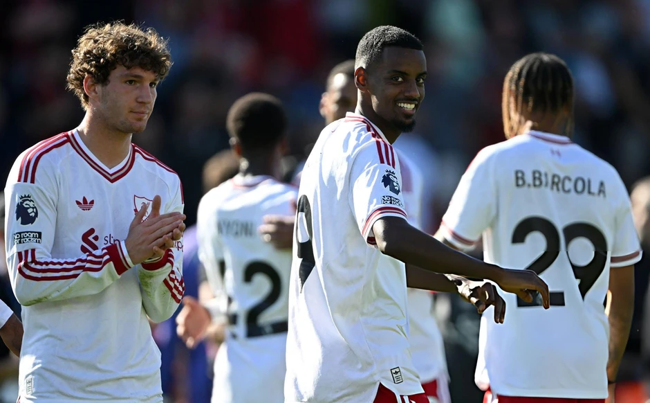 Liverpool thắng Bournemouth, HLV Iraola tiếp tục mạch bất bại Liverpool thắng Bournemouth, HLV Iraola tiếp tục mạch bất bại