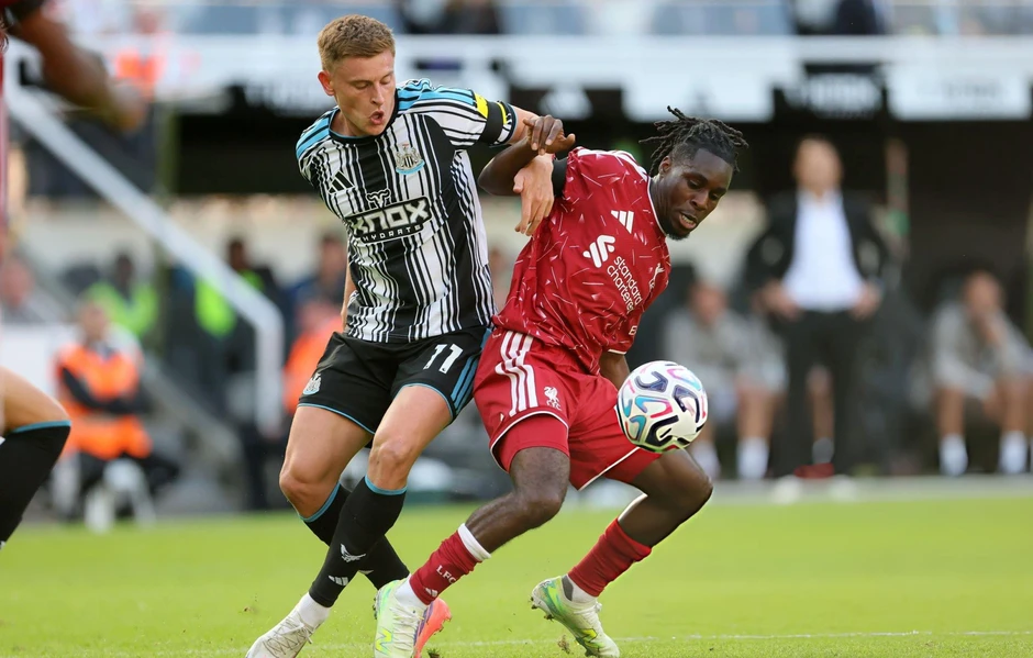 Liverpool thoát thua Newcastle nhờ quả phạt đền ở phút cuối