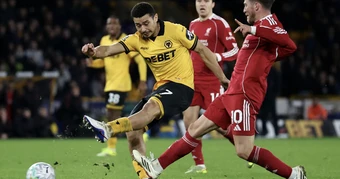 Liverpool thua sốc phút bù giờ, Wolverhampton triệt hạ tiếp "ông lớn"