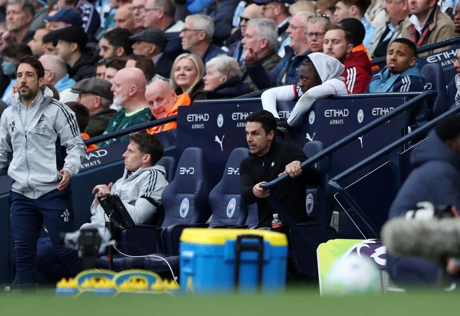 Loạt biểu cảm "khó đỡ" của Mikel Arteta trong ngày Arsenal thua Man City