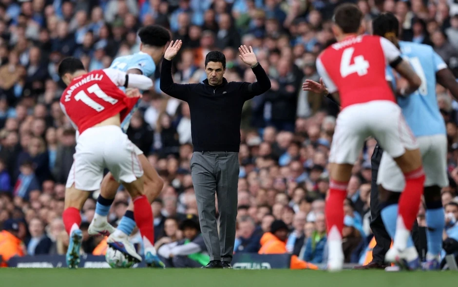 Loạt biểu cảm "khó đỡ" của Mikel Arteta trong ngày Arsenal thua Man City
