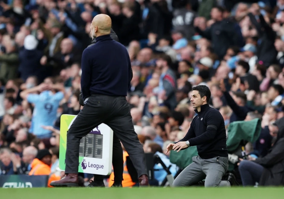 Loạt biểu cảm "khó đỡ" của Mikel Arteta trong ngày Arsenal thua Man City