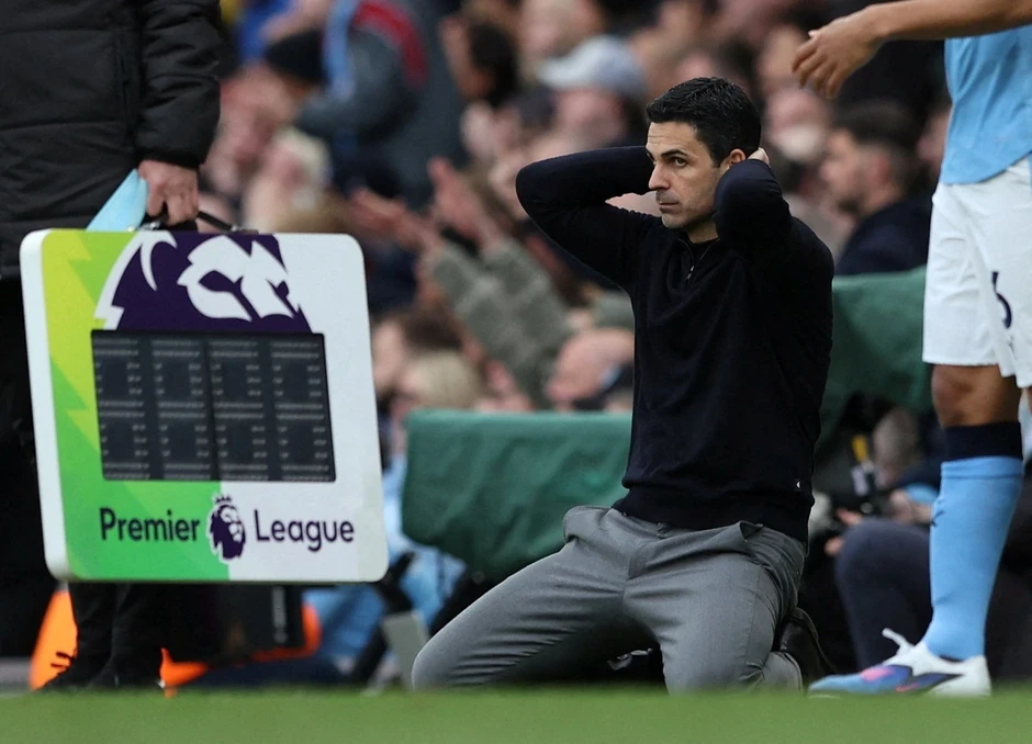 Loạt biểu cảm "khó đỡ" của Mikel Arteta trong ngày Arsenal thua Man City