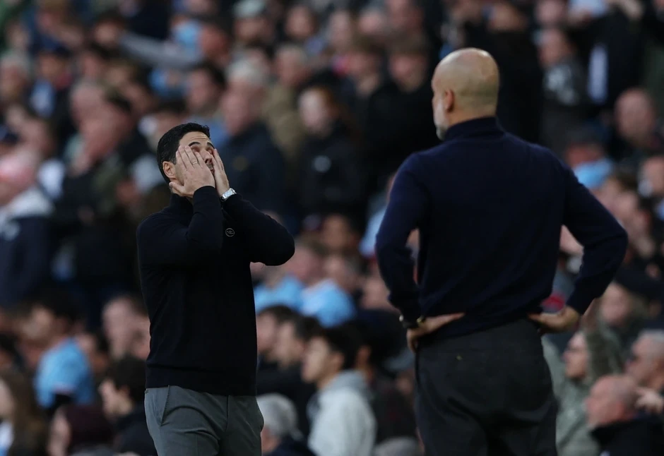 Loạt biểu cảm "khó đỡ" của Mikel Arteta trong ngày Arsenal thua Man City