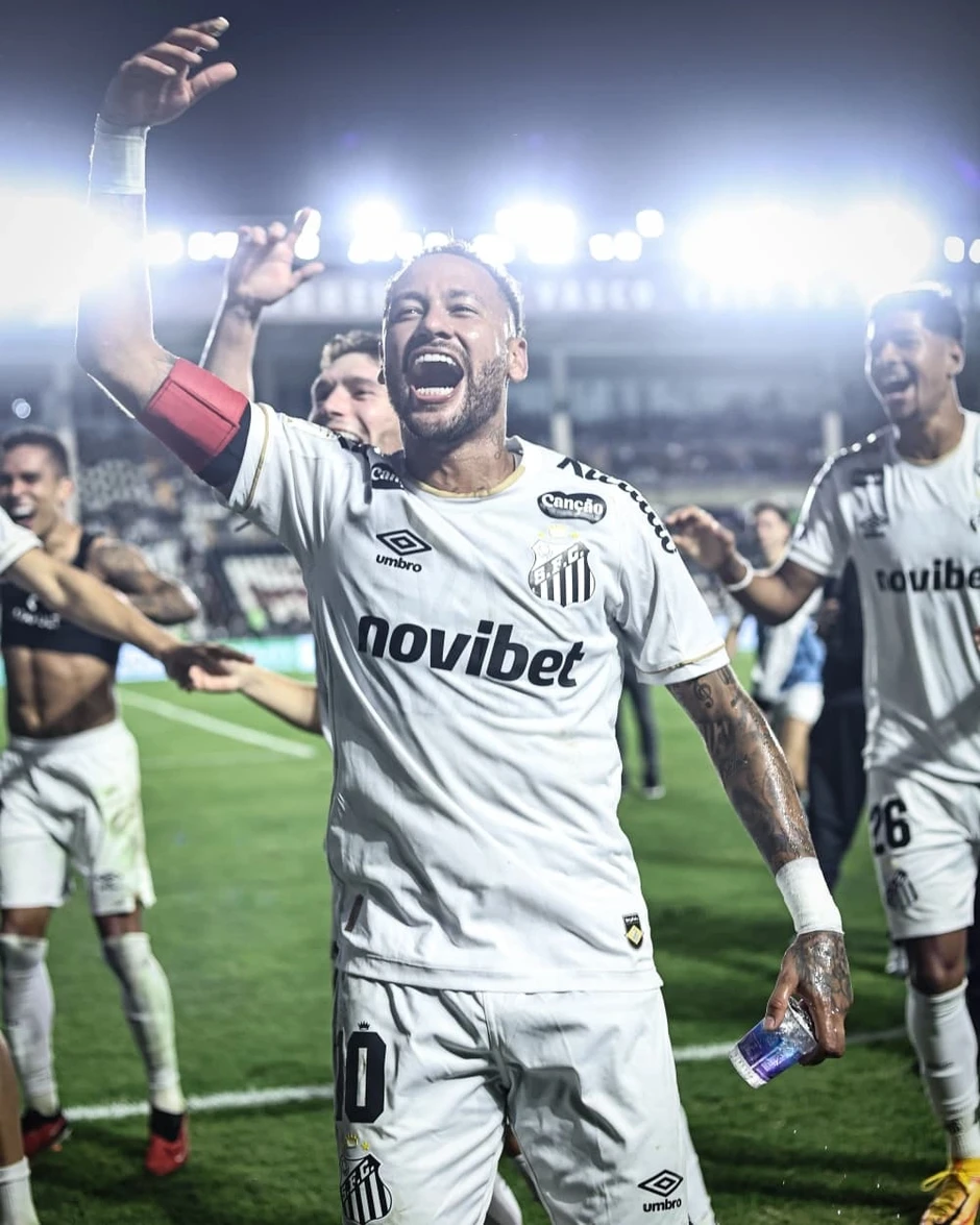 Luật chống câu giờ lần đầu được áp dụng với Neymar Luật chống câu giờ lần đầu được áp dụng với Neymar