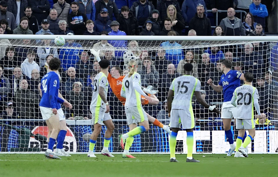 Man City hòa nghẹt thở Everton, Arsenal hưởng lợi lớn