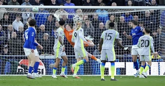 Man City hòa nghẹt thở Everton, Arsenal hưởng lợi lớn