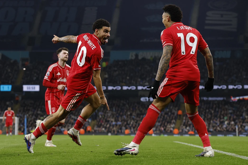 Man City hòa Nottingham: Pep Guardiola dâng cúp cho Arsenal Man City hòa Nottingham: Pep Guardiola dâng cúp cho Arsenal