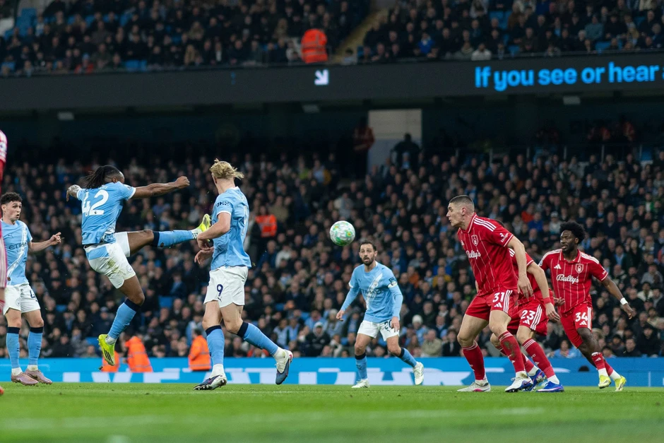 Man City hòa Nottingham: Pep Guardiola dâng cúp cho Arsenal Man City hòa Nottingham: Pep Guardiola dâng cúp cho Arsenal