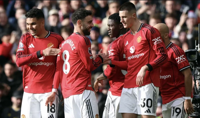 Man United ngược dòng hạ Crystal Palace, Carrick lập cột mốc lịch sử