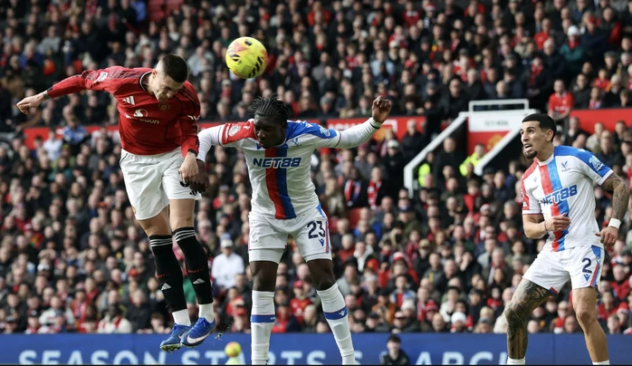 Man United ngược dòng hạ Crystal Palace, Carrick lập cột mốc lịch sử