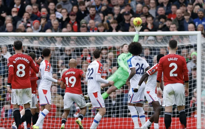 Man United ngược dòng hạ Crystal Palace, Carrick lập cột mốc lịch sử