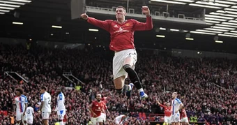 Man United ngược dòng hạ Crystal Palace, Carrick lập cột mốc lịch sử