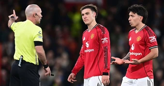 Man Utd thua sốc Leeds tại Old Trafford sau 45 năm