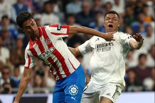 Mbappe bị thúc cùi chỏ chảy máu, Real Madrid kêu oan đòi phạt đền