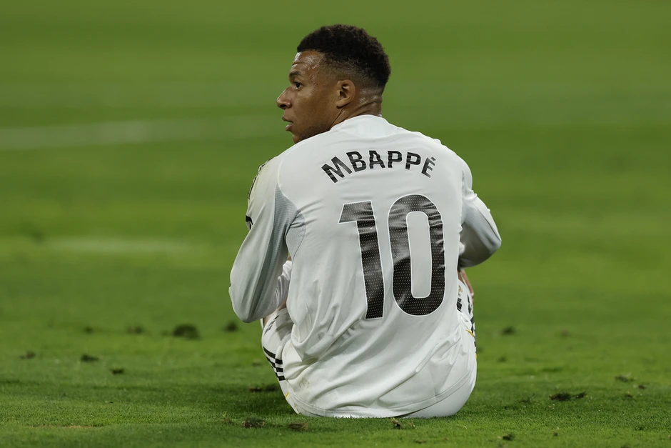 Mbappe vi vu bạn gái ở Italia: Nội bộ Real Madrid nổi sóng Mbappe vi vu bạn gái ở Italia: Nội bộ Real Madrid nổi sóng