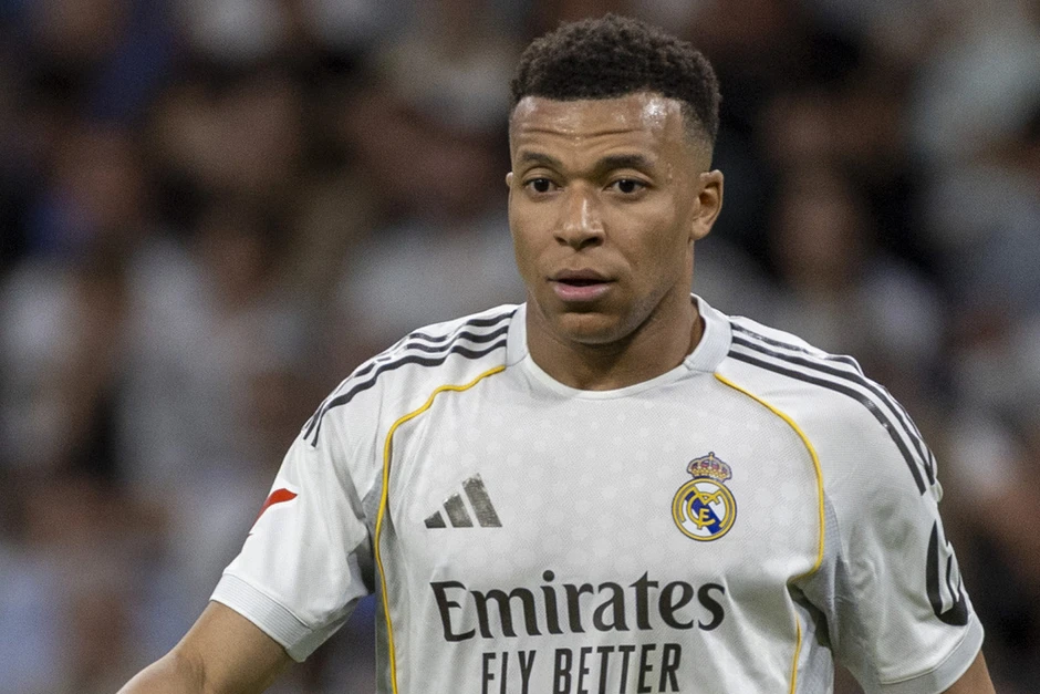 Mbappe vi vu bạn gái ở Italia: Nội bộ Real Madrid nổi sóng Mbappe vi vu bạn gái ở Italia: Nội bộ Real Madrid nổi sóng