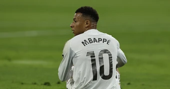 Mbappe vi vu bạn gái ở Italia: Nội bộ Real Madrid nổi sóng