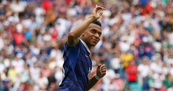Mbappe vượt Messi, xô đổ nhiều kỷ lục trong ngày Pháp thua Anh 4-6