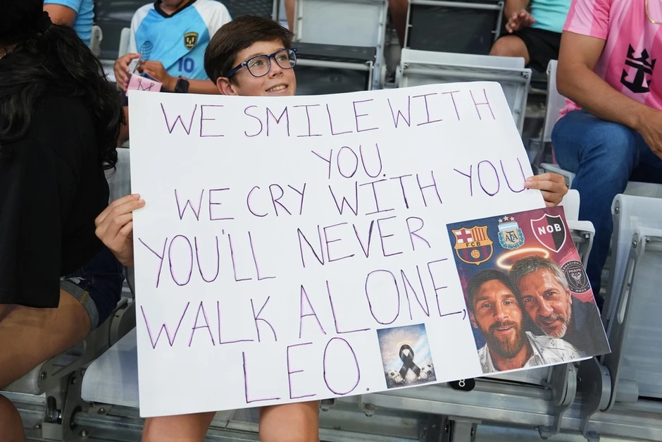 Messi được đồng đội tri ân sau khi mất bố Messi được đồng đội tri ân sau khi mất bố