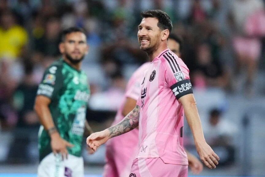 Messi gây bất ngờ khi ra sân ngay sau cú sốc cha qua đời Messi gây bất ngờ khi ra sân ngay sau cú sốc cha qua đời