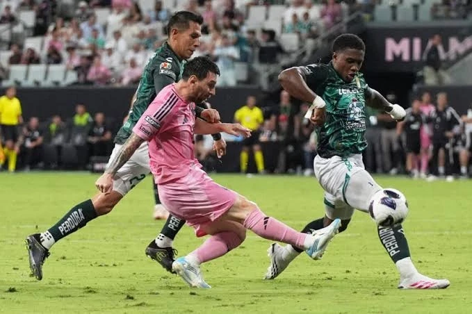 Messi gây bất ngờ khi ra sân ngay sau cú sốc cha qua đời Messi gây bất ngờ khi ra sân ngay sau cú sốc cha qua đời