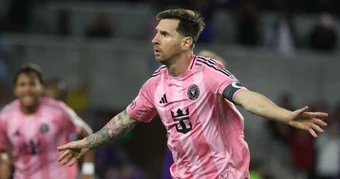 Messi ghi cú đúp siêu đẳng, chạm cột mốc mà C.Ronaldo khó đạt được