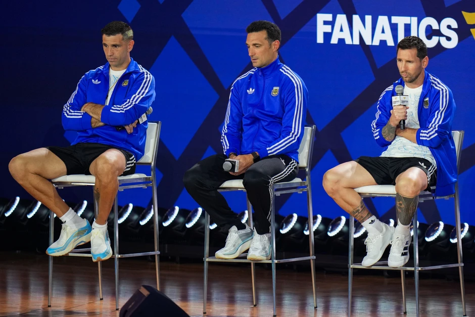 Messi khiến dàn sao Djokovic, Kevin Durant, Tom Brady xếp hàng chụp 'selfie' trước chung kết World Cup Messi khiến dàn sao Djokovic, Kevin Durant, Tom Brady xếp hàng chụp 'selfie' trước chung kết World Cup