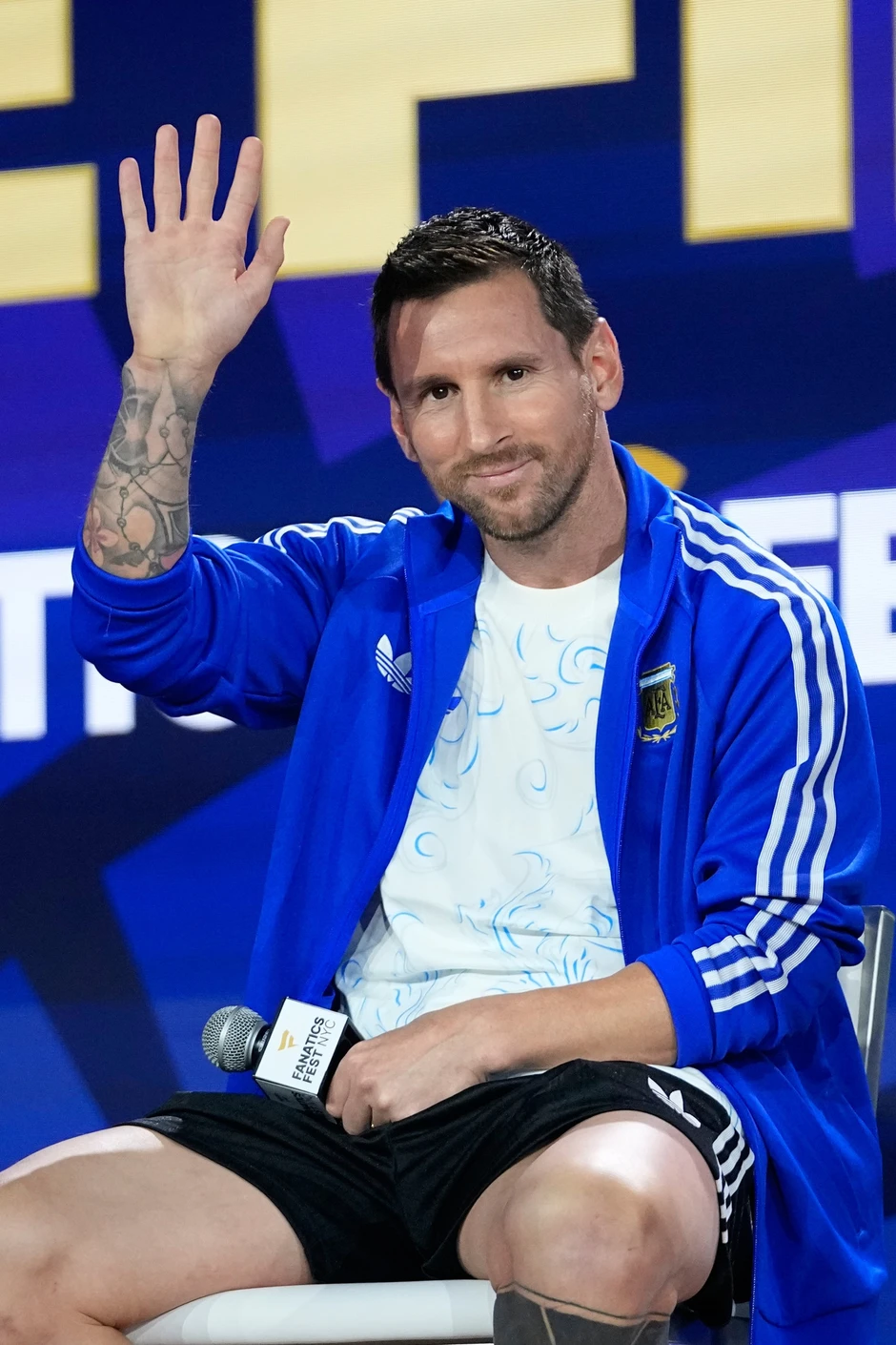 Messi khiến dàn sao Djokovic, Kevin Durant, Tom Brady xếp hàng chụp 'selfie' trước chung kết World Cup Messi khiến dàn sao Djokovic, Kevin Durant, Tom Brady xếp hàng chụp 'selfie' trước chung kết World Cup