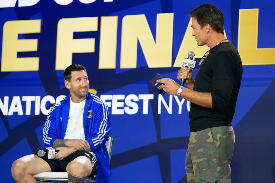 Messi khiến dàn sao Djokovic, Kevin Durant, Tom Brady xếp hàng chụp 'selfie' trước chung kết World Cup Messi khiến dàn sao Djokovic, Kevin Durant, Tom Brady xếp hàng chụp 'selfie' trước chung kết World Cup