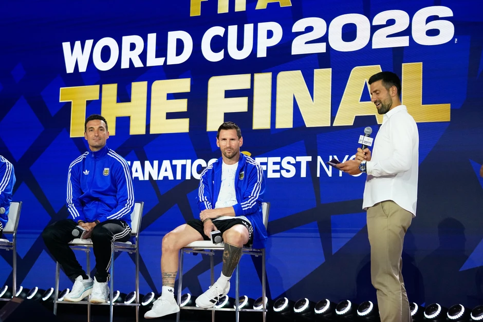 Messi khiến dàn sao Djokovic, Kevin Durant, Tom Brady xếp hàng chụp 'selfie' trước chung kết World Cup Messi khiến dàn sao Djokovic, Kevin Durant, Tom Brady xếp hàng chụp 'selfie' trước chung kết World Cup