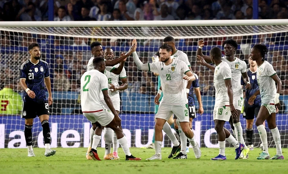 Messi ngồi dự bị, ĐT Argentina thắng sát nút đối thủ đứng thứ 115 trên BXH FIFA Messi ngồi dự bị, ĐT Argentina thắng sát nút đối thủ đứng thứ 115 trên BXH FIFA