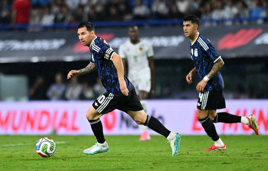 Messi ngồi dự bị, ĐT Argentina thắng sát nút đối thủ đứng thứ 115 trên BXH FIFA Messi ngồi dự bị, ĐT Argentina thắng sát nút đối thủ đứng thứ 115 trên BXH FIFA
