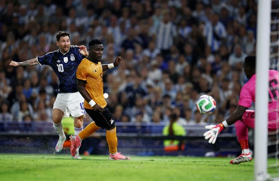 Messi nhường đồng đội sút penalty trong chiến thắng "5 sao" của ĐT Argentina Messi nhường đồng đội sút penalty trong chiến thắng "5 sao" của ĐT Argentina