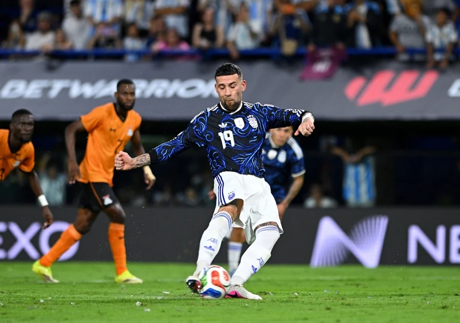 Messi nhường đồng đội sút penalty trong chiến thắng "5 sao" của ĐT Argentina Messi nhường đồng đội sút penalty trong chiến thắng "5 sao" của ĐT Argentina