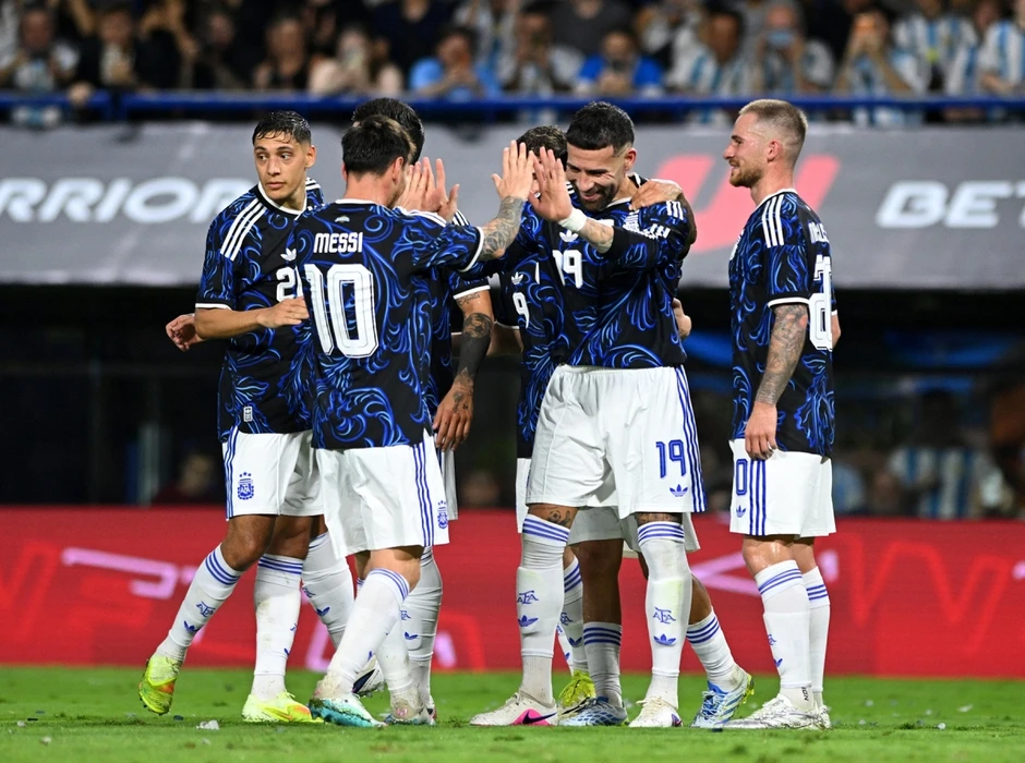 Messi nhường đồng đội sút penalty trong chiến thắng "5 sao" của ĐT Argentina Messi nhường đồng đội sút penalty trong chiến thắng "5 sao" của ĐT Argentina