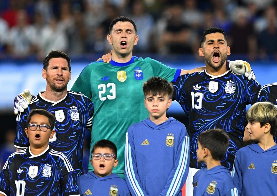 Messi nhường đồng đội sút penalty trong chiến thắng "5 sao" của ĐT Argentina Messi nhường đồng đội sút penalty trong chiến thắng "5 sao" của ĐT Argentina