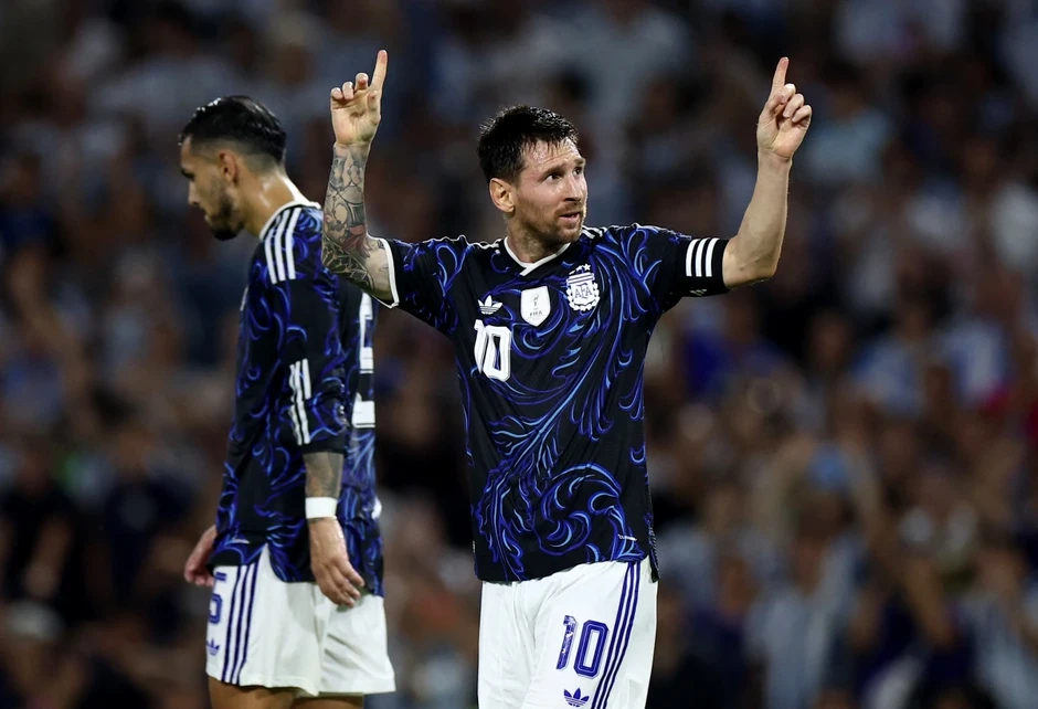 Messi nhường đồng đội sút penalty trong chiến thắng "5 sao" của ĐT Argentina Messi nhường đồng đội sút penalty trong chiến thắng "5 sao" của ĐT Argentina