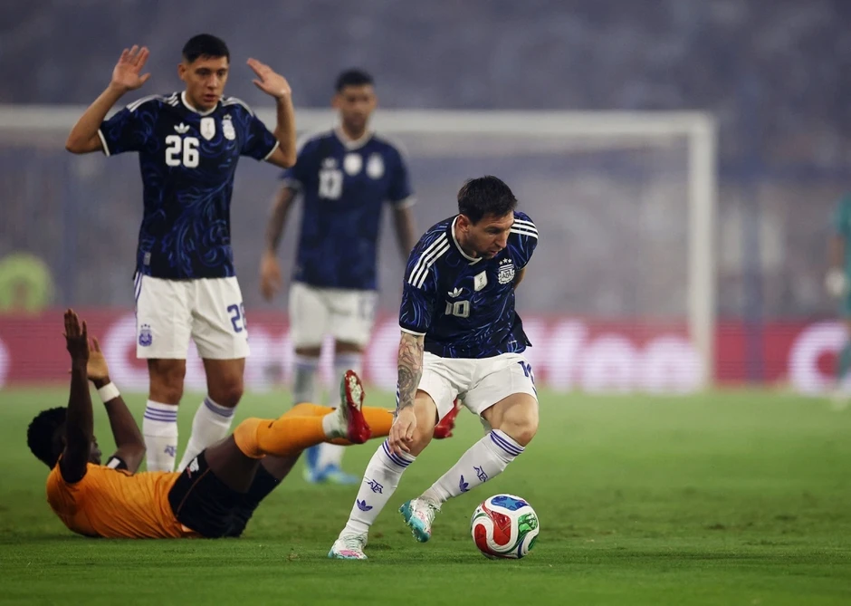 Messi nhường đồng đội sút penalty trong chiến thắng "5 sao" của ĐT Argentina Messi nhường đồng đội sút penalty trong chiến thắng "5 sao" của ĐT Argentina