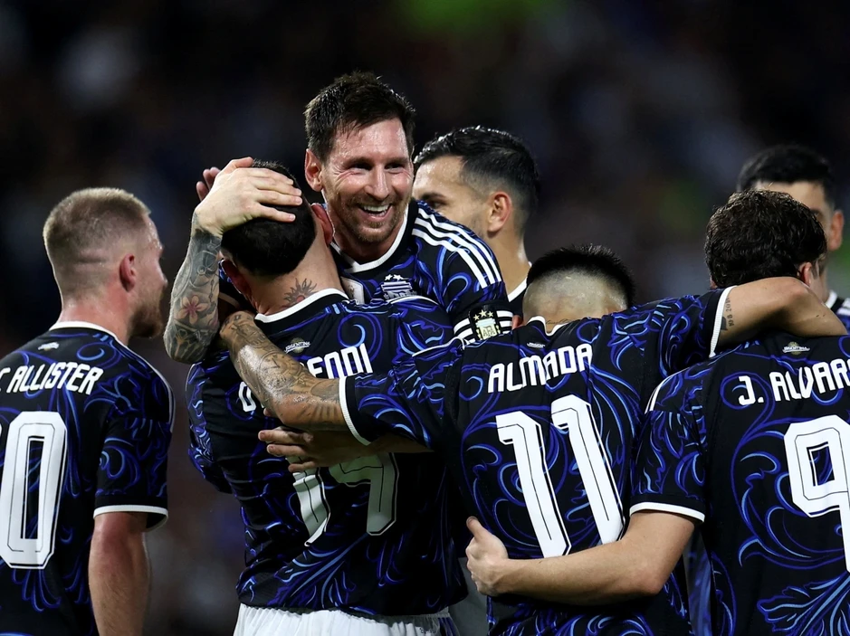 Messi nhường đồng đội sút penalty trong chiến thắng "5 sao" của ĐT Argentina Messi nhường đồng đội sút penalty trong chiến thắng "5 sao" của ĐT Argentina