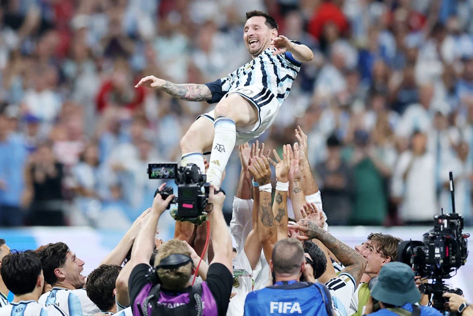 Messi phá kỷ lục kiến tạo, được đồng đội công kênh ăn mừng Messi phá kỷ lục kiến tạo, được đồng đội công kênh ăn mừng