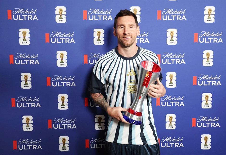 Messi phá kỷ lục kiến tạo, được đồng đội công kênh ăn mừng Messi phá kỷ lục kiến tạo, được đồng đội công kênh ăn mừng