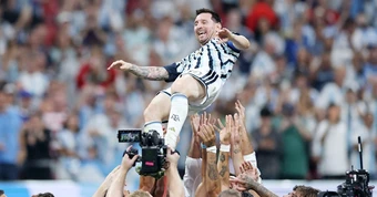 Messi phá kỷ lục kiến tạo, được đồng đội công kênh ăn mừng
