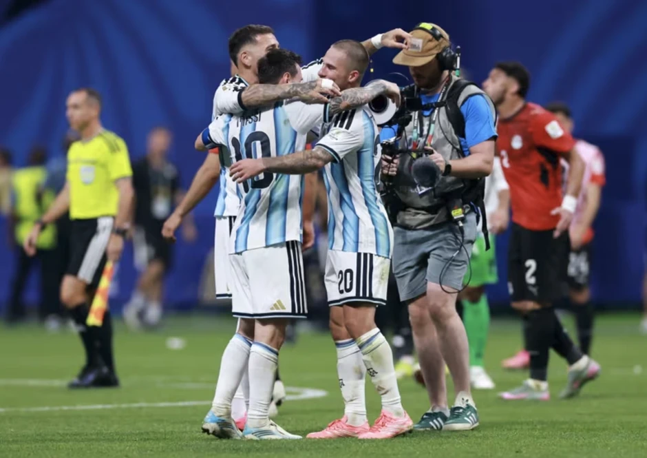 Messi tỏa sáng, Argentina ngược dòng kinh điển đánh bại Ai Cập