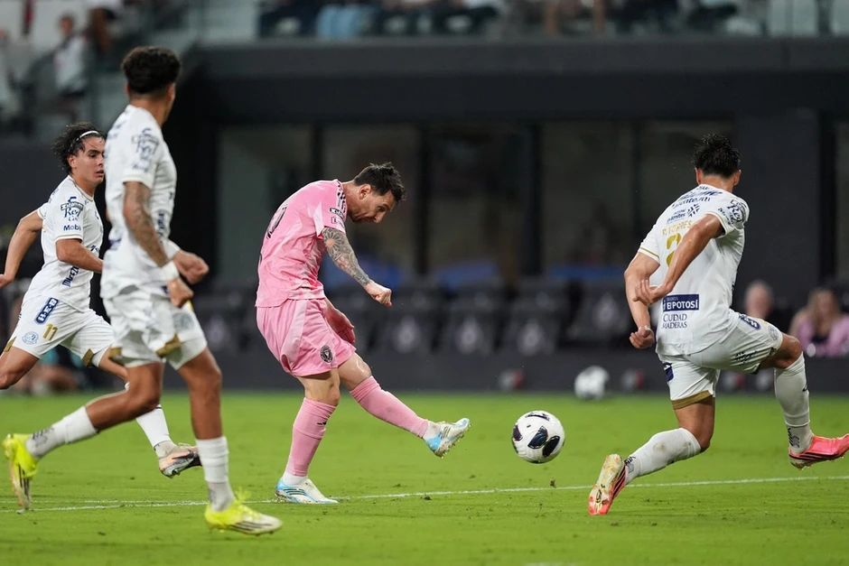 Messi tỏa sáng ở trận đầu sau World Cup Messi tỏa sáng ở trận đầu sau World Cup