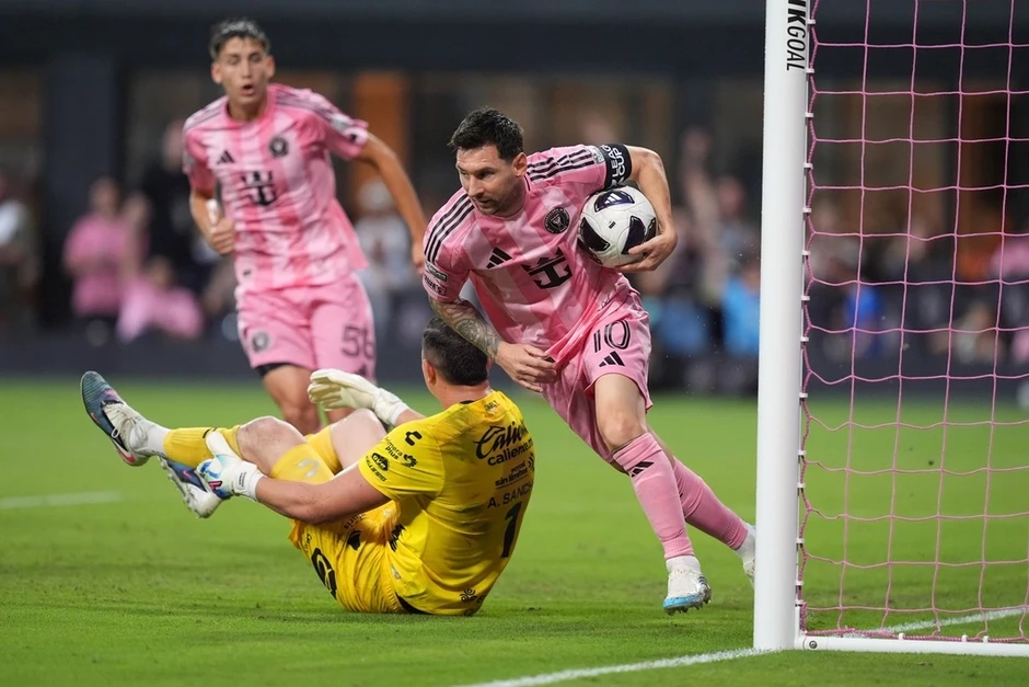 Messi tỏa sáng ở trận đầu sau World Cup Messi tỏa sáng ở trận đầu sau World Cup