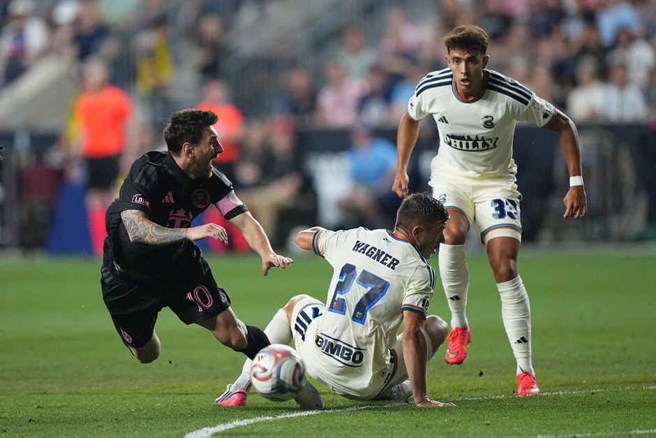 Messi vỗ đầu đối thủ 16 tuổi ở MLS Messi vỗ đầu đối thủ 16 tuổi ở MLS