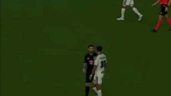 Messi vỗ đầu đối thủ 16 tuổi ở MLS