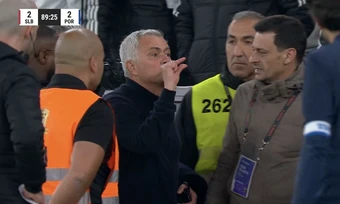 Mourinho bị cấm chỉ đạo hai trận