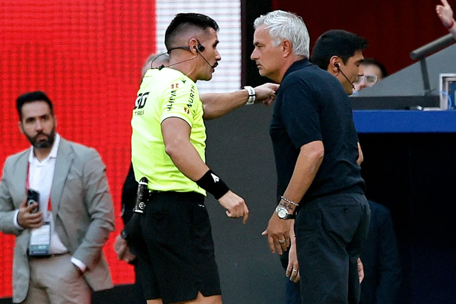 Mourinho chỉ trích trọng tài, Simeone phản ứng gắt Mourinho chỉ trích trọng tài, Simeone phản ứng gắt